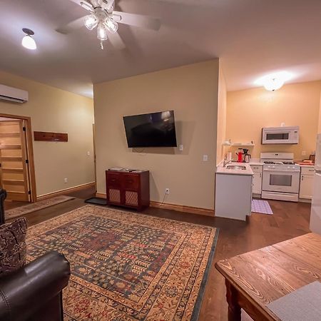 Goldfinch Suites Elkader エクステリア 写真