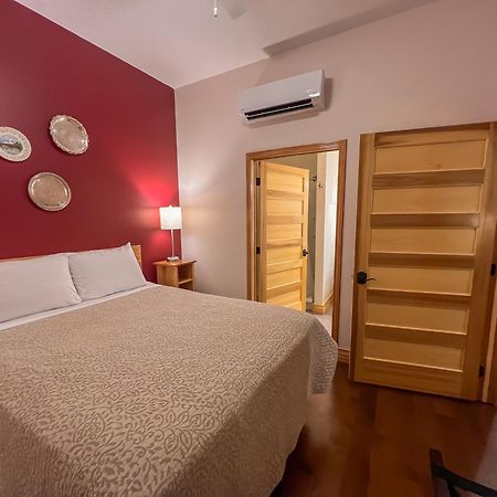 Goldfinch Suites Elkader エクステリア 写真