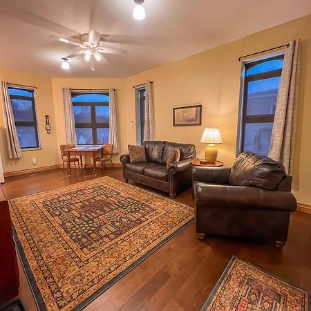 Goldfinch Suites Elkader エクステリア 写真