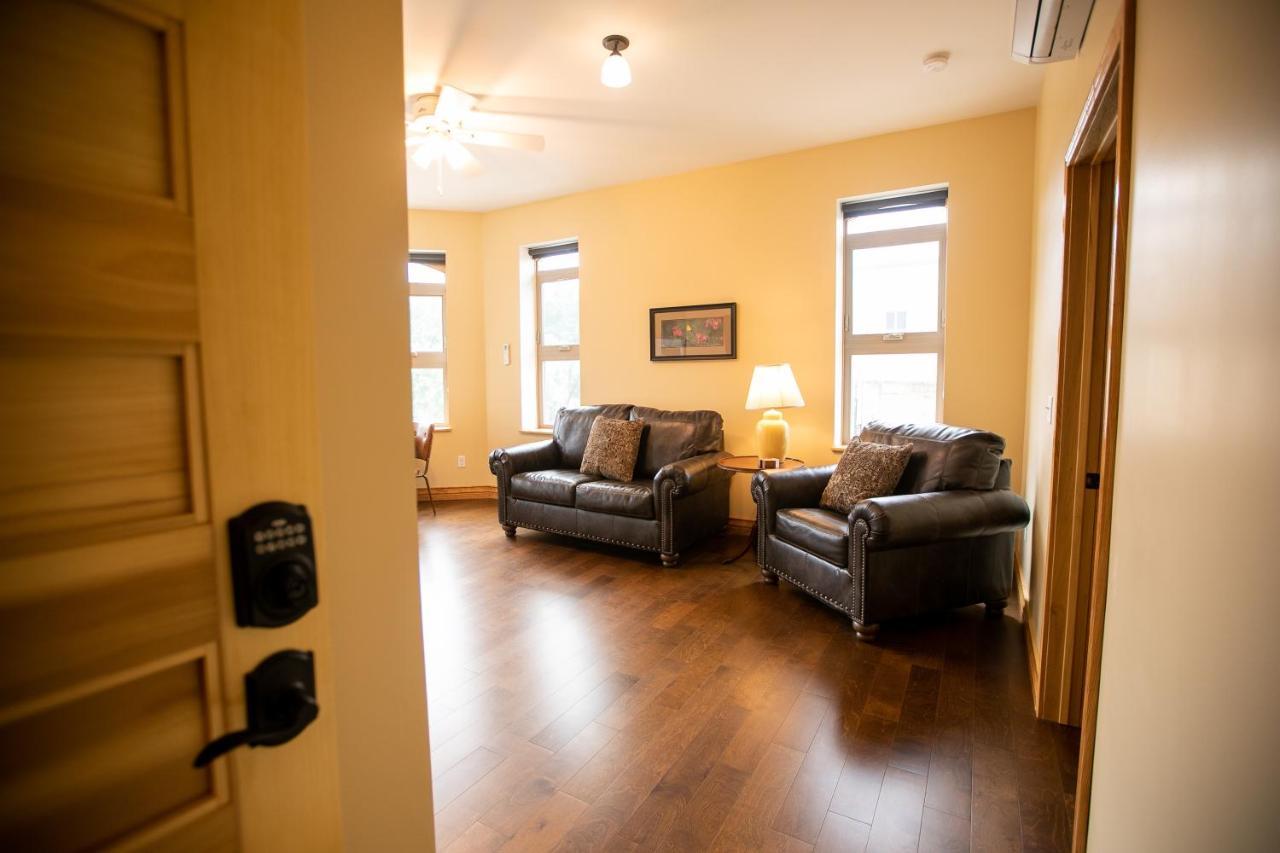 Goldfinch Suites Elkader エクステリア 写真