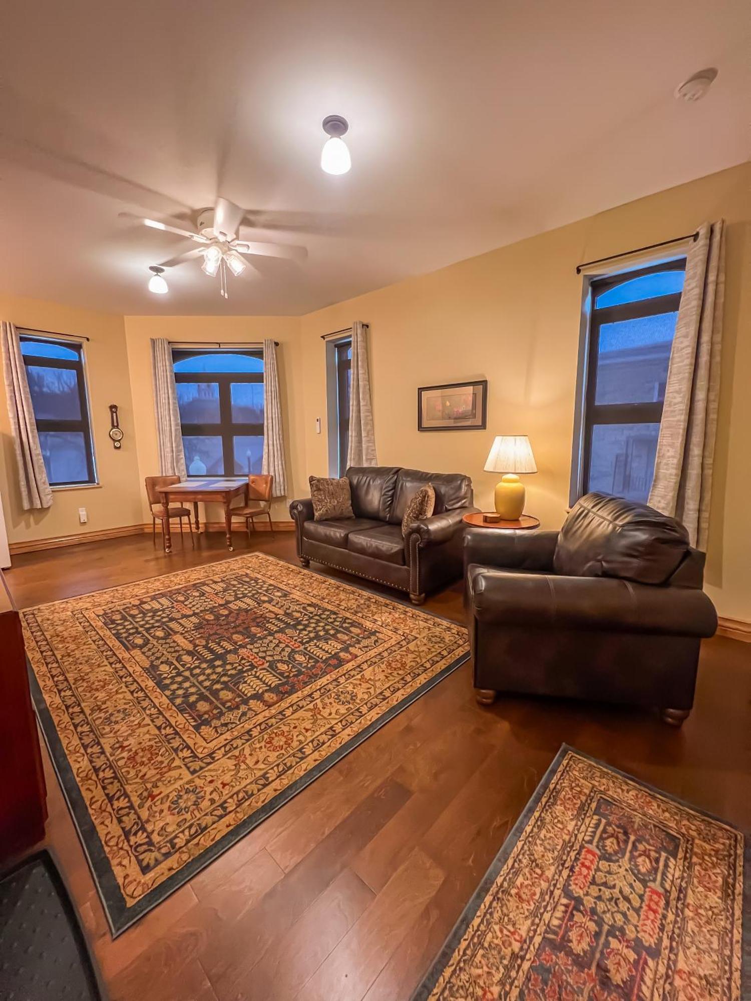 Goldfinch Suites Elkader エクステリア 写真