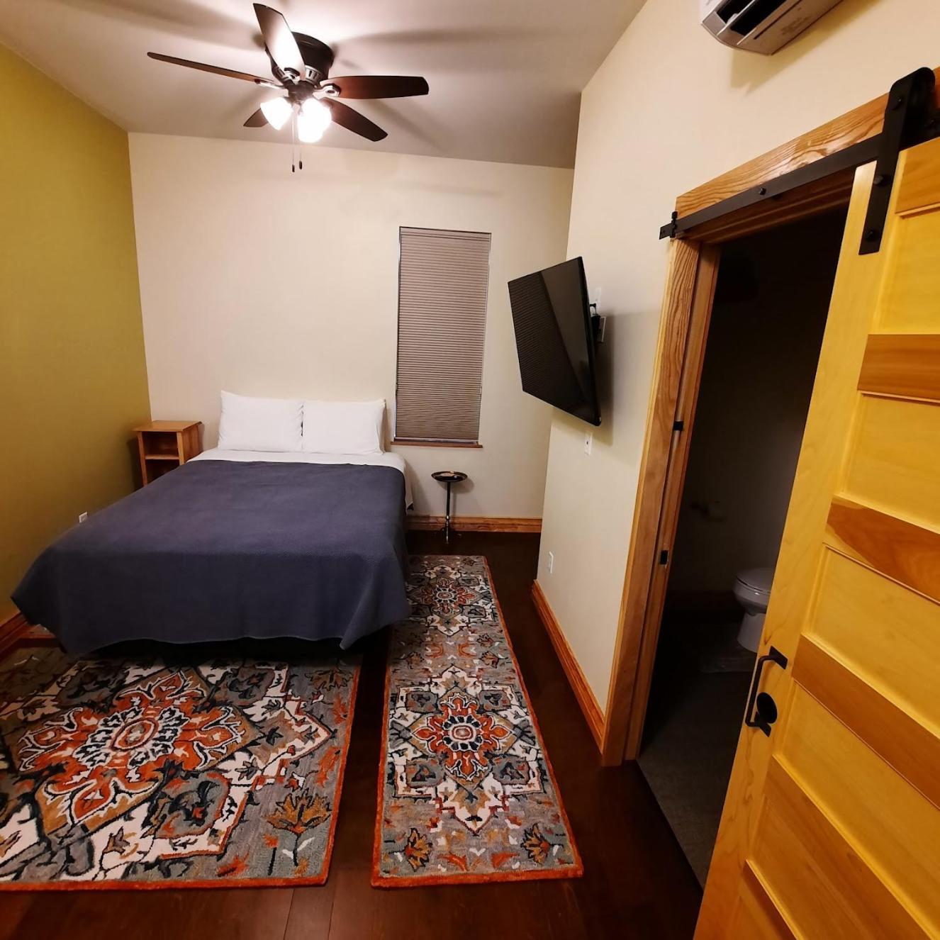 Goldfinch Suites Elkader エクステリア 写真